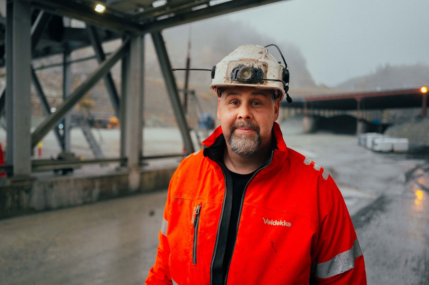 Asfaltbas på asfaltfabrikk. Foto