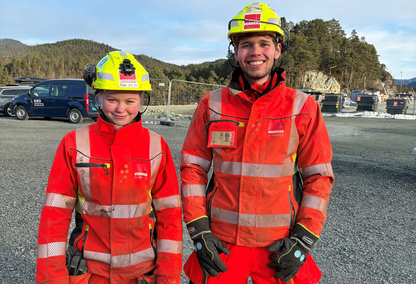 Bilde av unge lærlinger i veidekke på byggeplass. Foto
