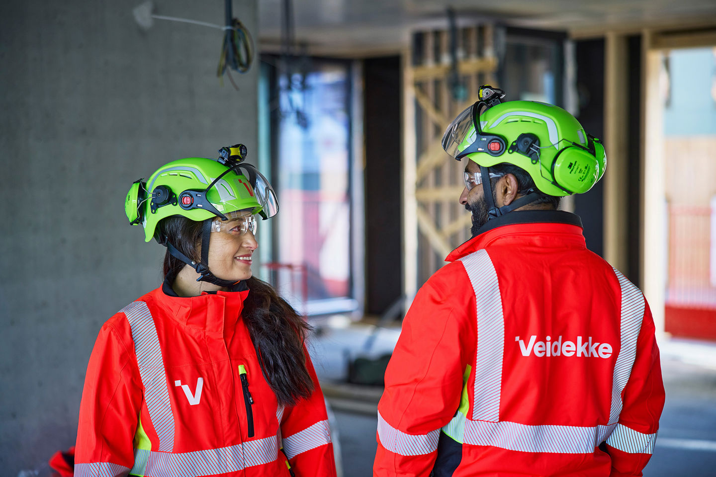 Bilde av unge folk i veidekke på byggeplass. Foto