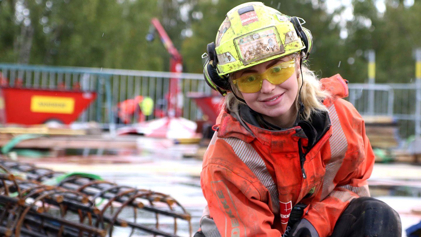Bilde av unge lærlinger i veidekke på byggeplass. Foto
