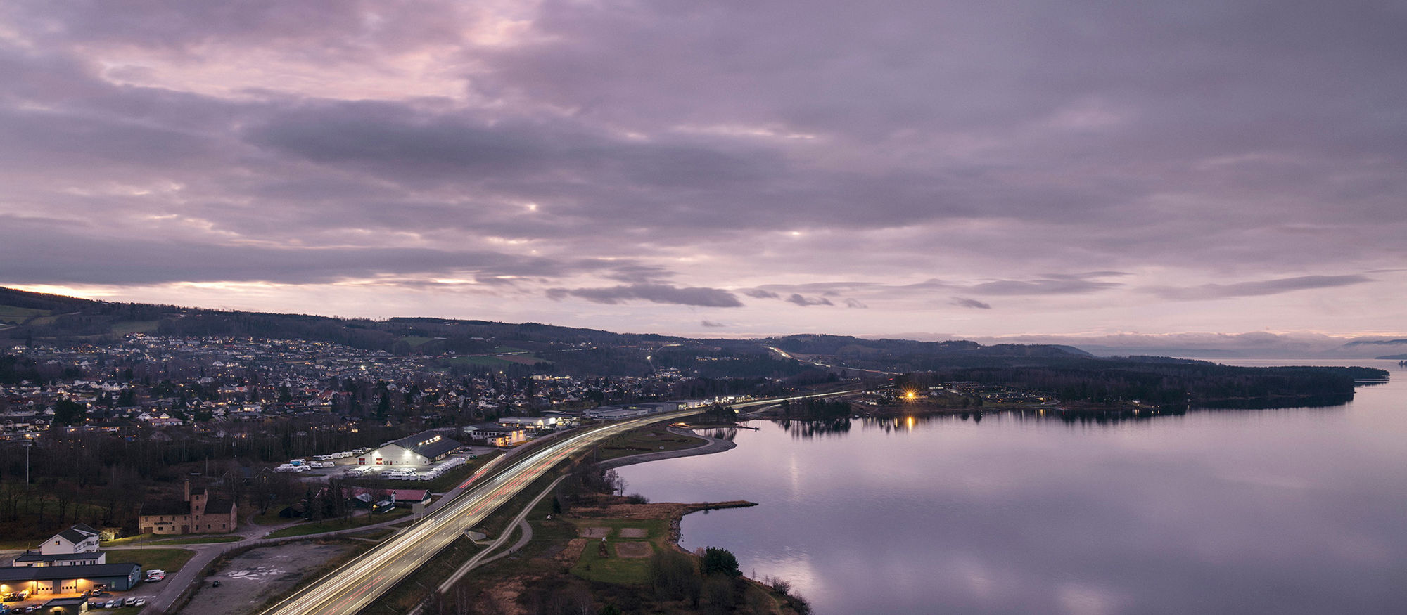 View from Mjøstårnet towards Brummundal. Nattlys. Foto.