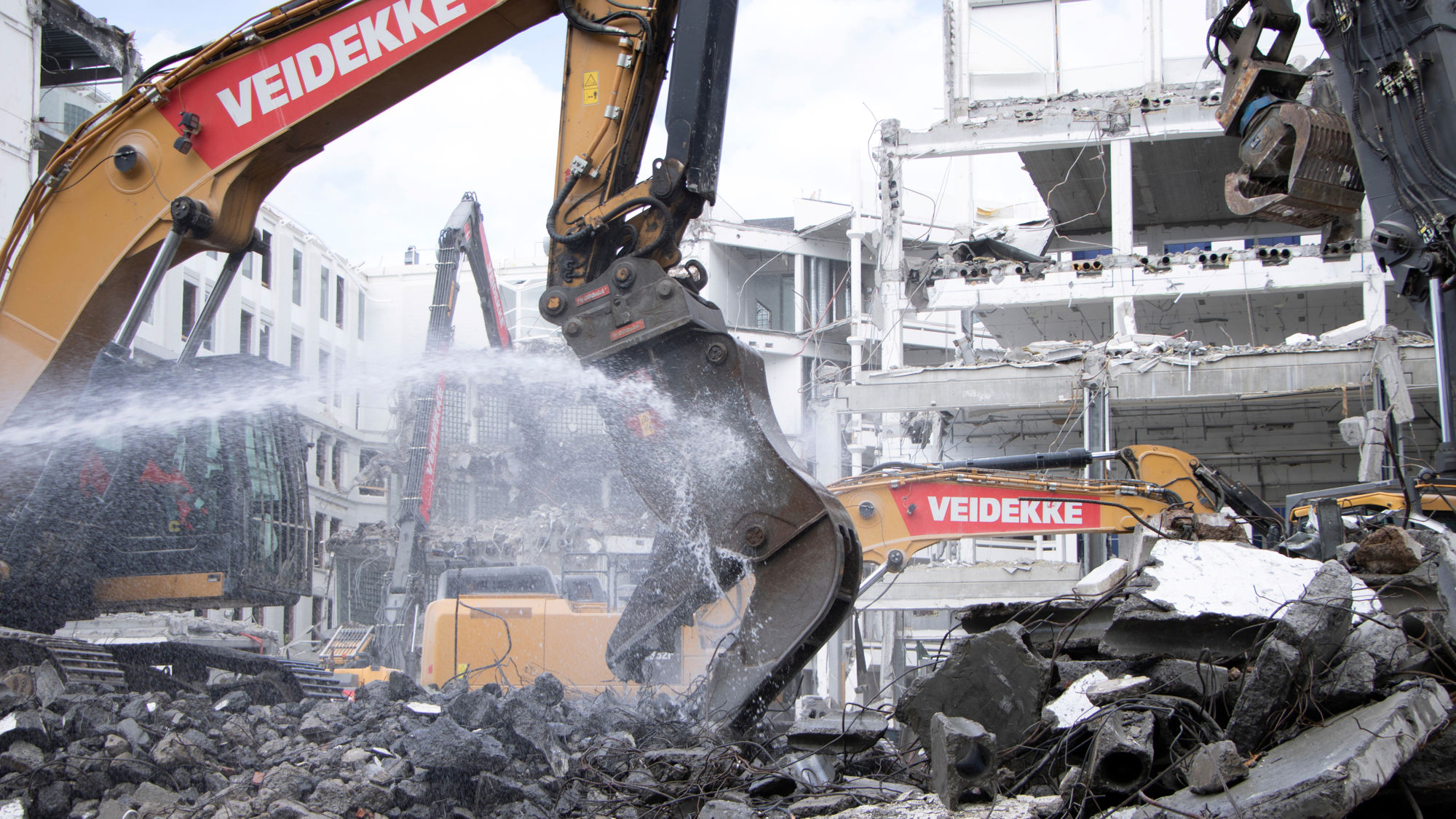 Machines demolish a concrete structure. Photo.